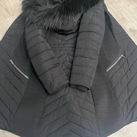 DKNY Women's Black Puffer Jacket with Faux Fur Trim - Picture 3 of 3